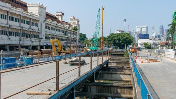 Pekerja konstruksi sedang membangun fase 2A MRT Jakarta yang menhuungkan Stasiun Bundaran HI hingga Kota sepanjang 5,8 kilometer, Jumat (28/7/2023).