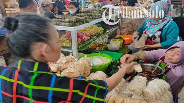 Lenjongan Yu Sum di Pasar Gede Solo yang digandrungi pecinta kuliner.