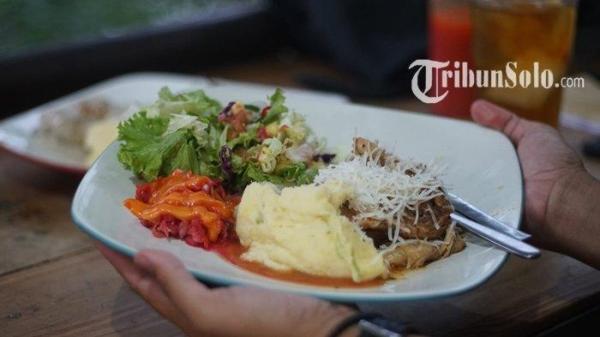 Salah satu menu western di TFP Kopi Warung Pasar Gede Solo, Jumat (30/9/2022).