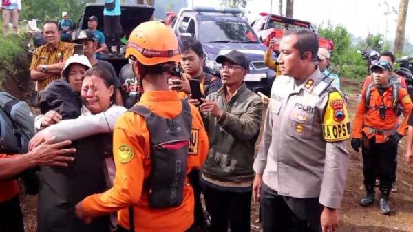 Pendaki bernama Naomi Daviola Setyani alias Vio (17) pelajar SMK di Semarang yang sempat dikabarkan hilang dua hari di Gunung Slamet ditemukan dalam keadaan selamat. Vio bertemu dan menangis haru memeluk orangtuanya, Selasa (8/10/2024). Pendaki tersebut ditemukan di sekitar jalur Gunung Malang.