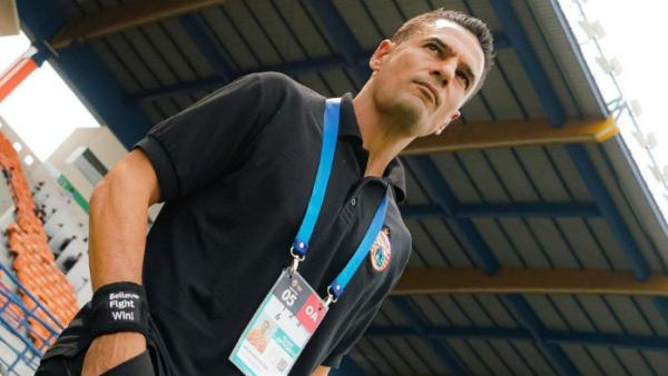 Pelatih Persija Jakarta, Carlos Pena saat memimpin anak asuhnya pada pertandingan melawan Persib Bandung dalam lanjutan Liga 1 2024/2025 di Stadion Si Jalak Harupat, Bandung, Senin (23/9/2024).