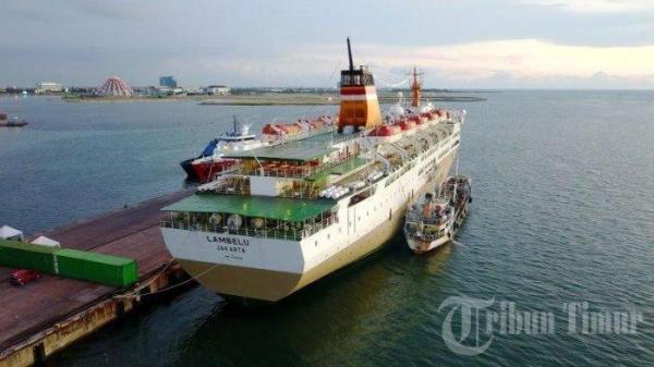 KM Lambelu bersandar di Pelabuhan Peti Kemas terekam menggunakan kamera drone, Makassar, Sulawesi Selatan, Selasa (14/4/2020). Sebanyak 141 Anak Buah Kapal (ABK) akan menjalani karantina di atas KM Lambelu. Hasil tes swab pada 42 ABK menyatakan 26 ABK positif COVID-19 sementara sebagian ABK lainnya baru akan dites hari ini.