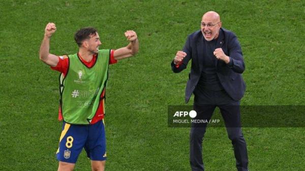 Gelandang Spanyol #08 Fabian Ruiz dan pelatih kepala Spanyol Luis de la Fuente merayakan kemenangan setelah pertandingan perempat final UEFA Euro 2024 antara Spanyol dan Jerman di Stuttgart Arena di Stuttgart pada 5 Juli 2024. (Foto oleh MIGUEL MEDINA / AFP)