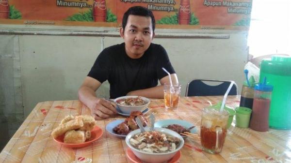 Pengunjung sedang menyantap Mi Sop Bu Tuti.