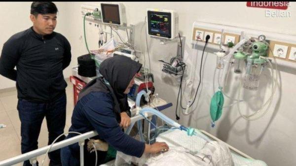 Bastian Sihombing Korban HP Meledak di Batam menjalani perawatan. Tubuhnya Terlihat dibalut dengan menggunakan Perban. 
