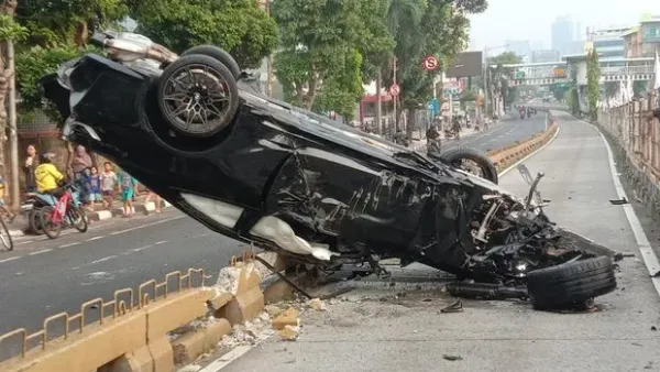 Sedan BMW terbalik di Jaksel (dok. Polisi)