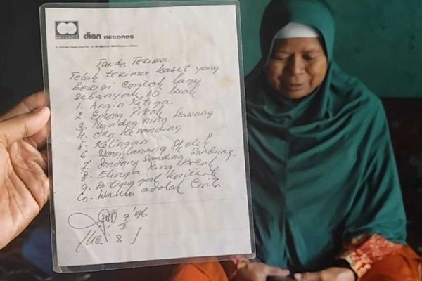 Catatan beberapa lagu tarling ciptaan Carly yang dijual ke Dian Record tahun 1996, ditemukan di tumpukan miliknya di Desa Benda, Kecamatan Karangampel Kabupaten Indramayu, pada Rabu (9/10/2024) siang.