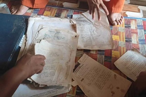 Dokumentasi tumpukan kertas lirik milik Carli, pencipta lagu asal Desa Benda, Kecamatan Karangampel, Kabupaten Indramayu, pada Rabu (9/10/2024) siang.