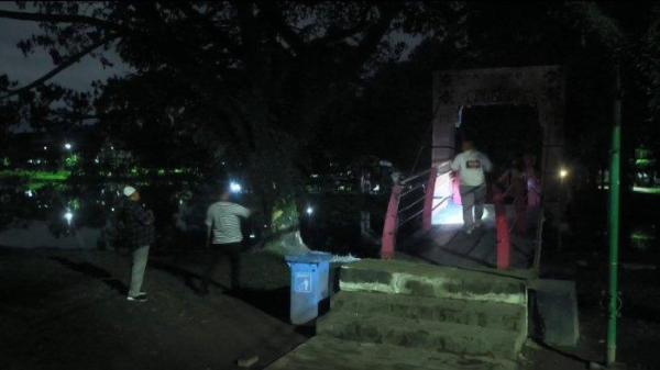 Suasana di Taman Cadika, tempat jembatan yang berada di atas danau roboh, Minggu (13/10/2024).