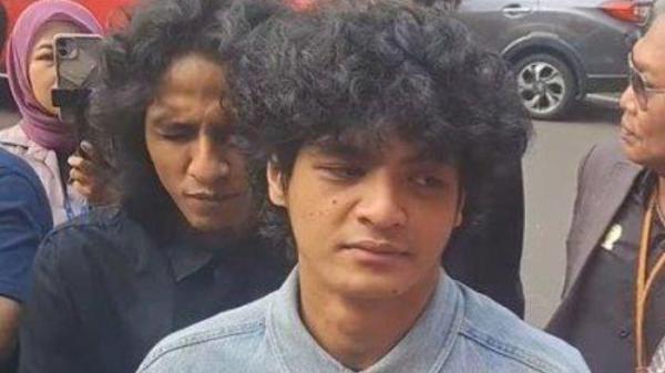 Vadel Badjideh panggilan polisi buntut laporan dari Nikita Mirzani. Curhat kangen pada Laura Meizani.