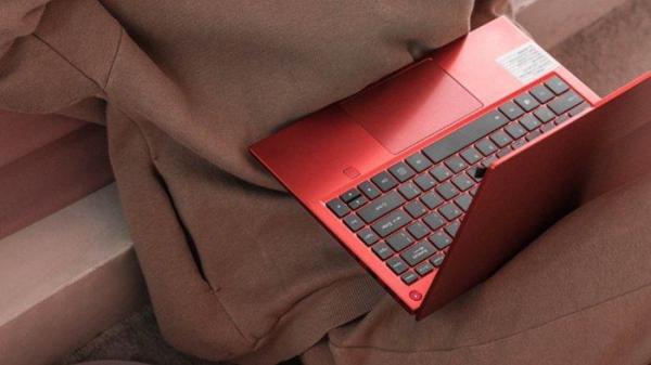 Ilustrasi pemakaian laptop