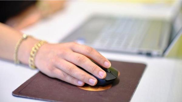 Ilustrasi pemakaian mouse ketika mengoperasikan laptop