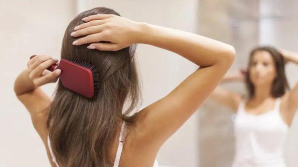 Ilustrasi rambut meregang karena sering tidur dalam keadaan rambut basah.