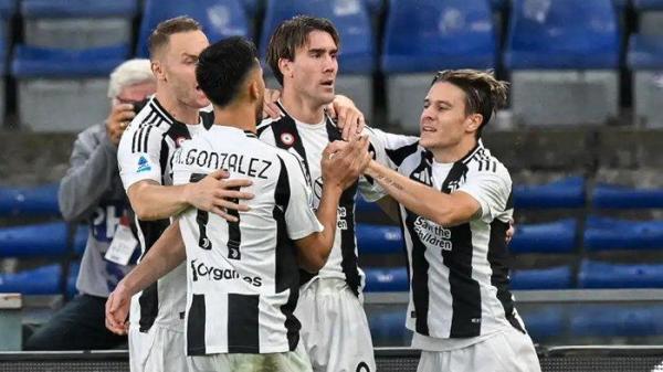 Selebrasi Penyerang Juventus, Dusan Vlahovic ketika mencetak gol ke gawang Genoa, pada pertandingan giornata 6 Liga Italia Serie A, di Stadion Luigi Ferraris, Sabtu (28/9/2024).