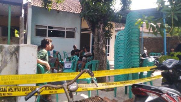 Kerabat dan tetangga terlihat berada di depan rumah yang menjadi lokasi tindak kekerasan ayah kandung terhadap anak di Desa Dersalam, Kecamatan Bae, Kabupaten Kudus yang sudah dipasang garis polisi, Rabu (16/10/2024).