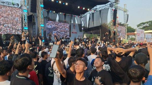 Ribuan penonton yang sebagiannya merupakan Baladewa, tampak sing along atau ikut bernyanyi bersama Dewa 19.