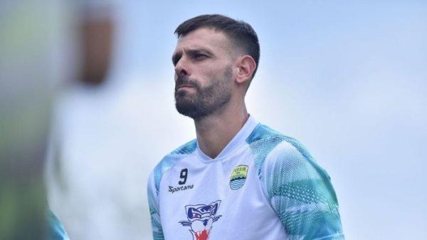 Penggawa Persib, Tyronne del Pino dalam sesi latihan menjelang pertandingan Liga 1 2023/2024.