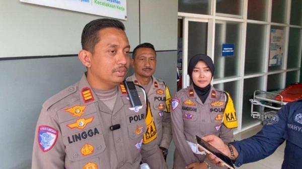 Kasatlantas Polres Semarang, AKP Lingga Ramadhani menjelaskan kronologi singkat kecelakaan maut yang melibatkan sebuah mobil Elf berisi rombongan santri di ruas Tol Bawen-Semarang, tepatnya KM432.600 jalur B, Kabupaten Semarang pada Jumat (18/10/2024) siang.