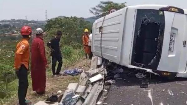 EVAKUASI - Sejumlah petugas mengevakuasi sejumlah korban penumpang mobil Elf yang mengalami kecelakaan di ruas Tol Bawen-Semarang, tepatnya KM432.600 jalur B, Kabupaten Semarang pada Jumat (18/10/2024) siang.
