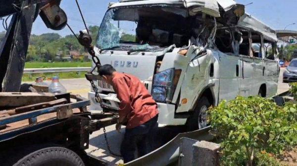 Kondisi mobil Elf saat diderek petugas keluar tol seusai kecelakaan di ruas Tol Bawen-Semarang, tepatnya KM432.600 jalur B, Kabupaten Semarang pada Jumat (18/10/2024) siang. Bagian depan kiri atas mobil tersebut ringsek karena terguling dan menabrak pembatas tepi jalan.