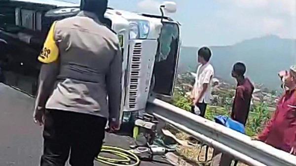 Kecelakaan mobil Elf di Tol Bawen-Semarang mengakibatkan 4 orang meninggal dan 11 luka-luka, penyebab masih diselidiki.