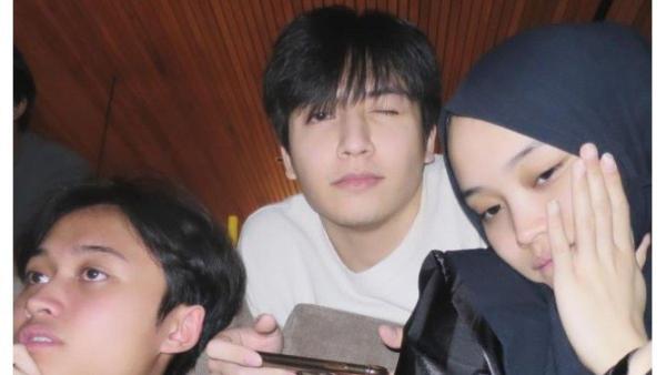 Jeffry Reksa tampak sudah akrab dengan seluruh keluarga kekasihnya, termasuk dengan adik Putri Delina.