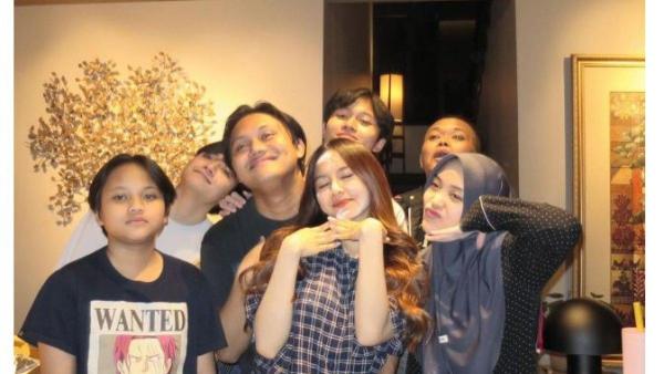 Putri Delina kembali mengunggah potret kebersamaan Jeffry Reksa bareng keluarganya. 