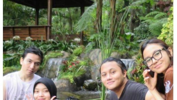 Putri Delina dan keluarga baru saja liburan di daerah Jawa Barat.