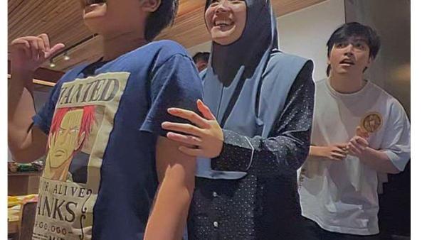 Tak hanya kegiatan outdoor, keluarga Putri Delina juga memiliki kegiatan indoor yang seru saat liburan. 