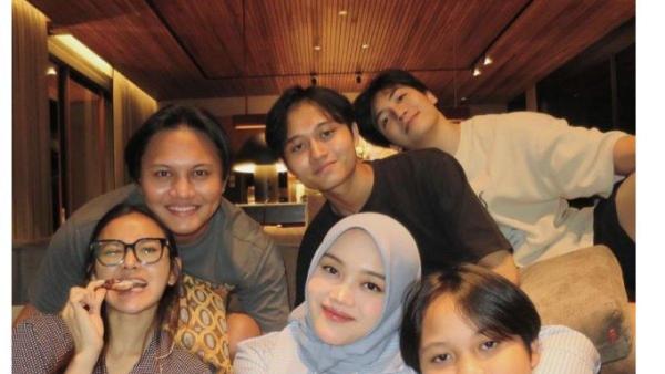 Jeffry Reksa juga terlihat akrab dengan Mahalini, istri dari Rizky Febian. 