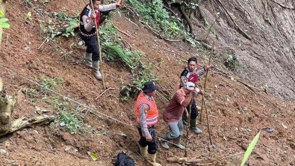 Polisi mencari Murniati yang tertimbon longsor