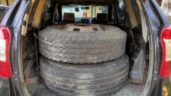 Potret mobil jenis Avanza yang digunakan pelaku penculikan ban serep yang tertangkap di ruas Tol Cipali wilayah hukum Polres Majalengka Kamis kemarin sudah berada di Polsek Gempol Polresta Cirebon.