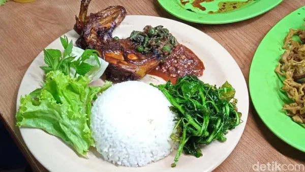 Ngeunah! Makan Enak di Warung Nasi Legendaris Berusia 43 Tahun