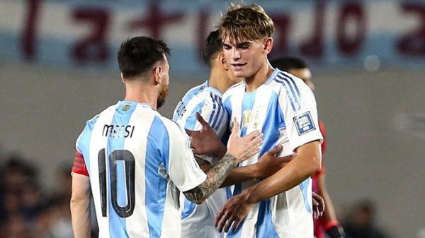 Nico Paz saat menjalani debutnya bersama Timnas Argentina dan bermain dengan Lionel Messi, pada Kualifikasi Piala Dunia 2026, Rabu (16/10/2024).
