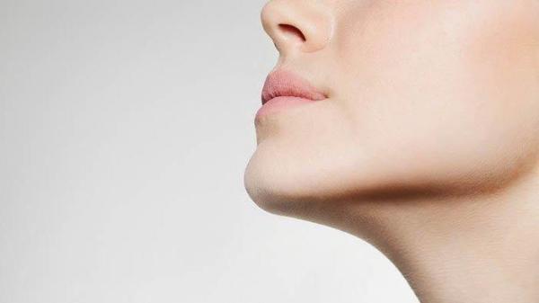 Ilustrasi kulit halus terawat dengan skincare yang mengandung bakuchiol.