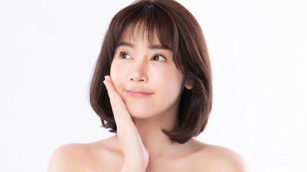 Kulit yang terhidrasi dengan penggunaan skincare yang mengandung bakuchiol.