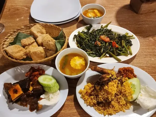 10 Restoran Homey Terkenal dengan Menu Makanan Beragam