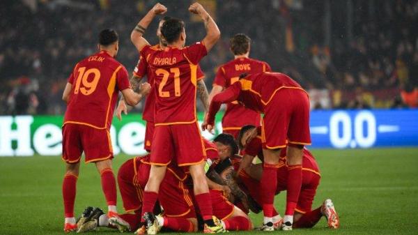 Selebrasi pemain AS Roma setelah mencetak gol ke gawang AC Milan pada leg II perempat final Liga Eropa di Stadion Olimpico, Roma, Jumat (19/4/2024) dini hari WIB.