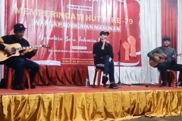 Cuplikan video Sheila on 7 dan Duta tengah manggung di acara kampung