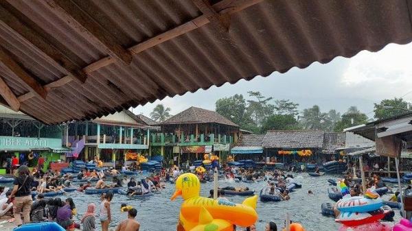 Pemandian Cikoromoy di Kecamatan Cimanuk, Kabupaten Pandeglang, Banten, ramai dikunjungi pengunjung pada hari libur nasional, Hari Lahir Pancasila, Selasa (1/5/2021).