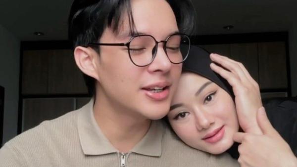 Hidung Rey Mbayang terlihat makin mancung