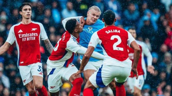 Striker Man City Erling Haaland berjibaku dengan sejumlah pemain Arsenal dalam duel di Liga Inggris, Minggu (23/9/2024). (Twitter/@ManCity)