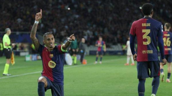 Pemain depan asal Brasil Raphinha dari Barcelona merayakan gol ketiga timnya selama pertandingan sepak bola hari ketiga fase liga Liga Champions UEFA antara FC Barcelona dan FC Bayern Munich di Estadi Olimpic Lluis Companys di Barcelona pada tanggal 23 Oktober 2024.