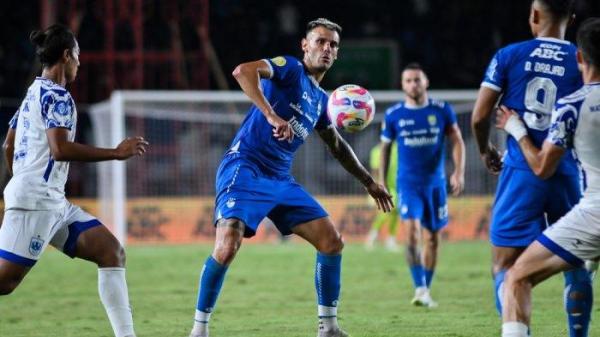 Tyronne del Pino di laga Persib Bandung vs PSIS Semarang.