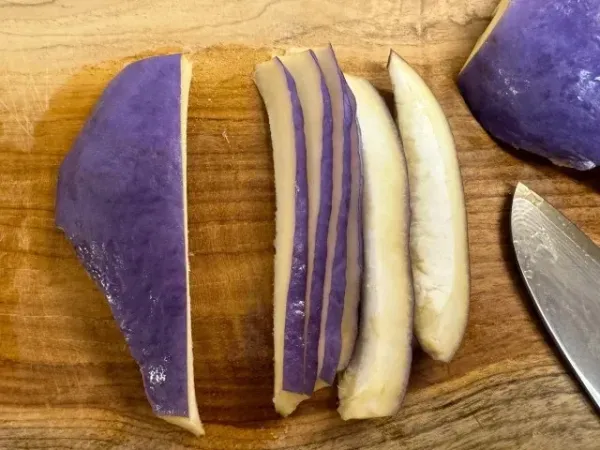 Akebi, Buah Ungu Terang yang Cocok Jadi Hidangan Gurih