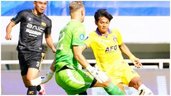 Kiper Dewa United, Sonny Stevens berusaha menjaga gawangnya dari ancaman tendangan pemain Persik Kediri, Riyatno Abiyoso (kanan) saat lanjutan Liga 1, Kamis (17/10/2024). Hasil Dewa United vs Persik Kediri, skor 2-3.