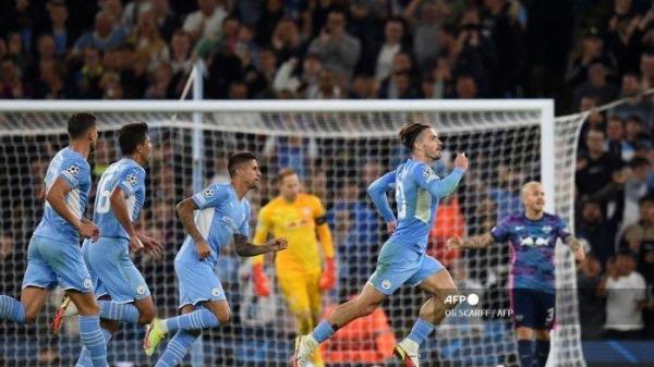 Gelandang Manchester City Inggris Jack Grealish (C kanan) berlari untuk merayakan mencetak gol keempat timnya selama pertandingan sepak bola Grup A babak 1 Liga Champions UEFA antara Manchester City dan RB Leipzig di Stadion Etihad di Manchester, barat laut Inggris, pada 15 September, 2021.