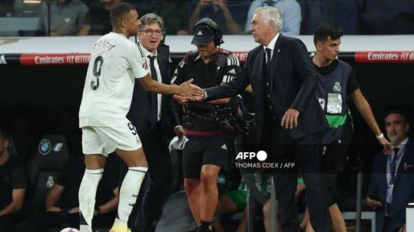 Penyerang Real Madrid asal Prancis #09 Kylian Mbappe disambut oleh pelatih Real Madrid asal Italia Carlo Ancelotti saat meninggalkan lapangan selama pertandingan sepak bola liga Spanyol antara Real Madrid CF dan Real Betis di stadion Santiago Bernabeu di Madrid pada tanggal 1 September 2024. <div class=