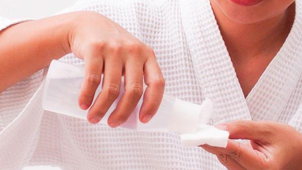 Ilustrasi menggunakan exfoliating toner.