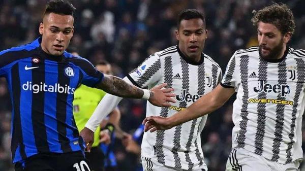 Penyerang Inter Milan, Lautaro Martinez (kiri) pada laga Derby d Italia melawan Juventus di Allianz Stadium, Senin (7/11/2022).